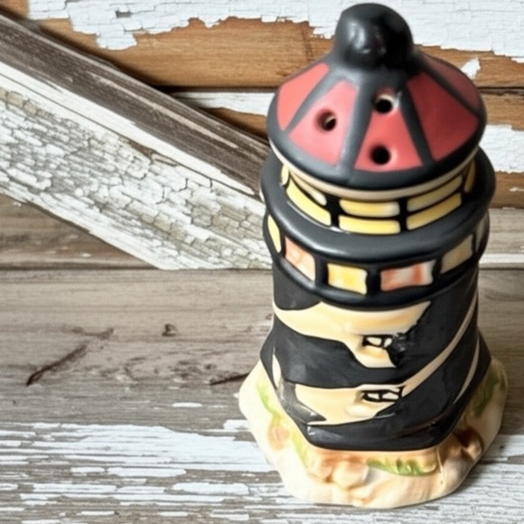 VINTAGE Lighthouse Ceramic SEASONING Shaker (single shaker) - Picture 4 of 16